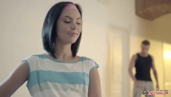 Bien empilés Latina femme au foyer Tomi Taylor baise étranger à la blanchisserie